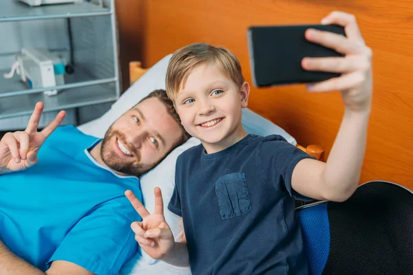 Vater und Sohn machen Selfie auf Station — Stockfoto