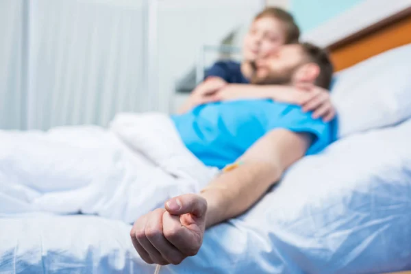 Padre con hijo abrazándose en la sala - foto de stock