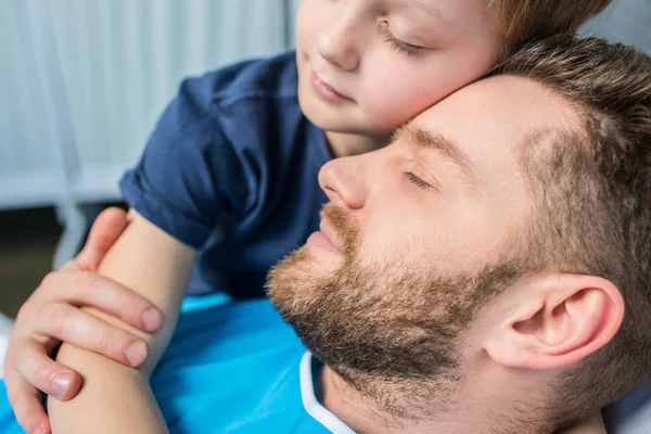 Vater und Sohn umarmen sich auf Station — Stockfoto