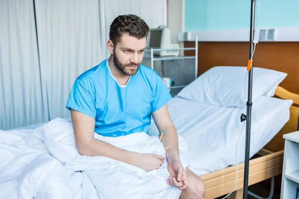 Kranker Mann im Krankenhaus — Stockfoto