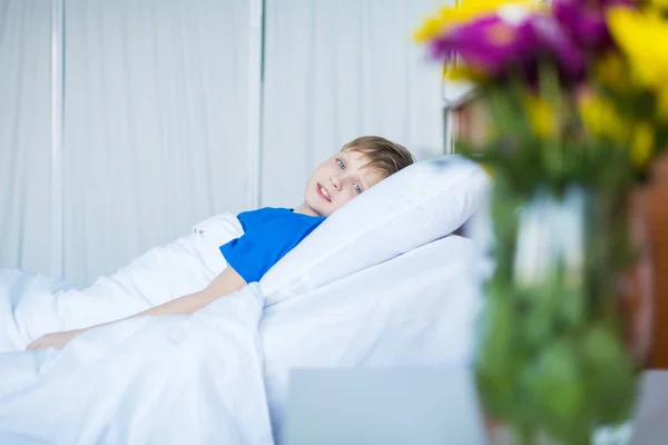 Petit garçon dans le lit d'hôpital — Photo de stock