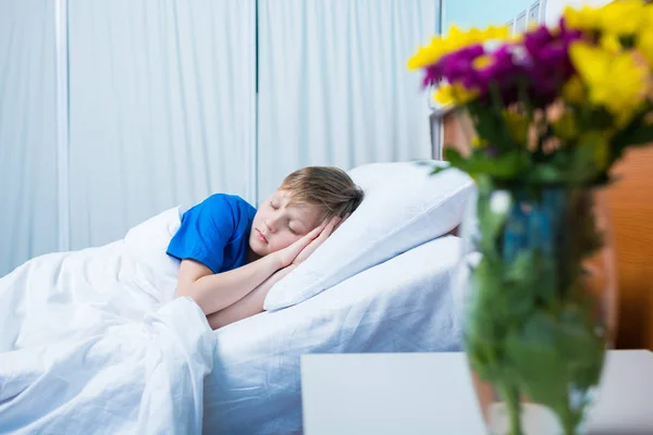 Petit garçon dans le lit d'hôpital — Photo de stock