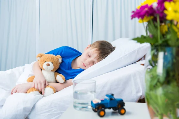 Niño en la cama del hospital - foto de stock