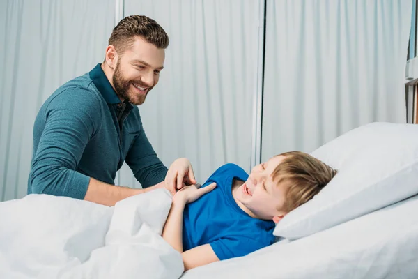 Papá e hijo en el hospital - foto de stock