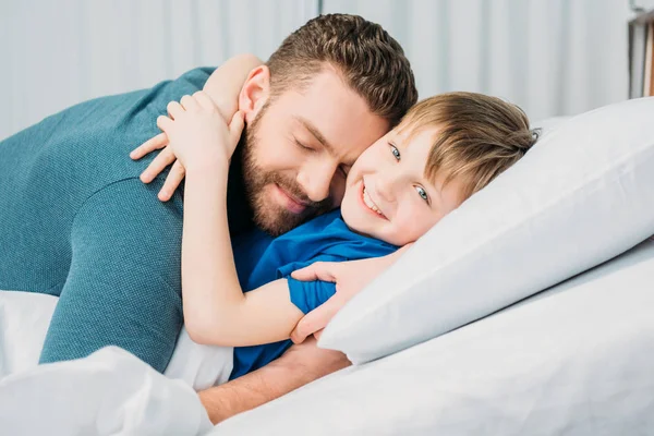 Pai e filho no hospital — Fotografia de Stock