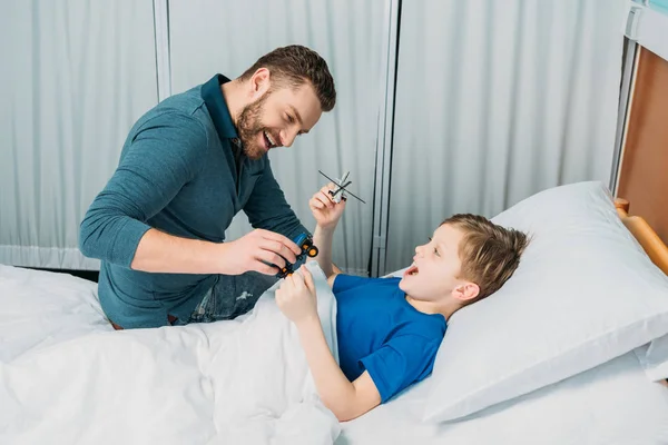 Pai e filho no hospital — Fotografia de Stock