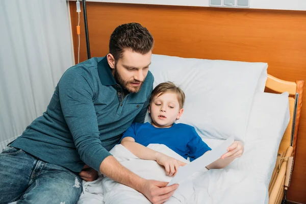 Papá e hijo en el hospital - foto de stock