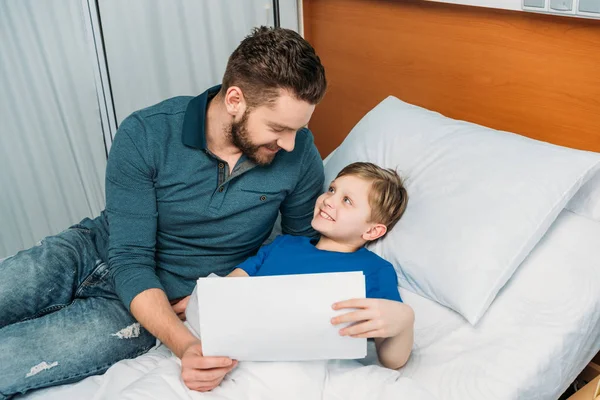 Vater und Sohn im Krankenhaus — Stockfoto