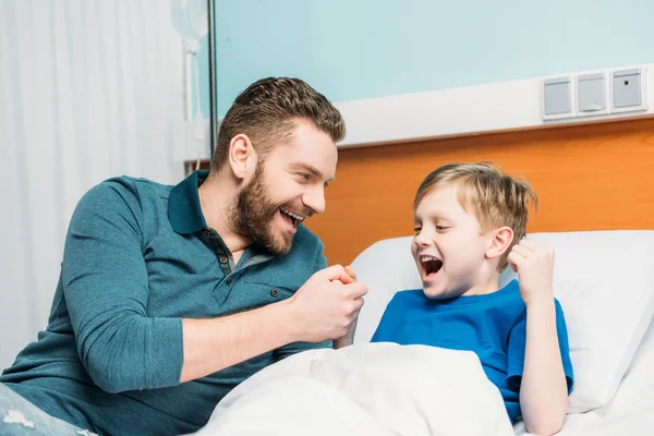 Pai e filho no hospital — Fotografia de Stock