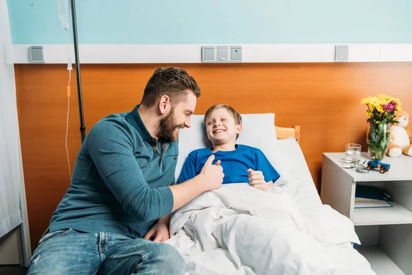 Papá e hijo en el hospital - foto de stock