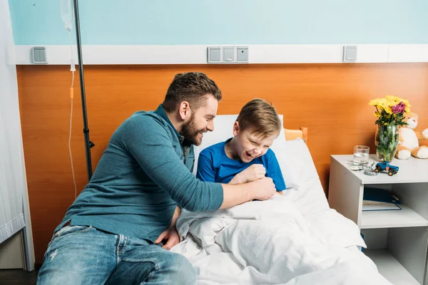 Papá y su hijo se divierten - foto de stock