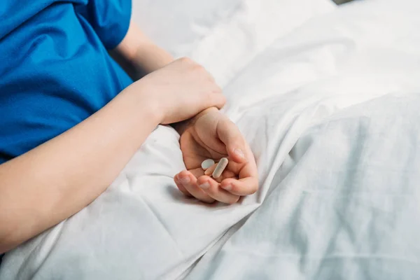 Menino segurando medicamentos — Fotografia de Stock