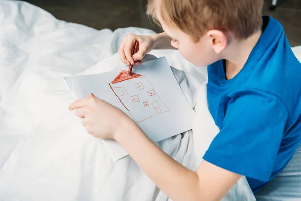 Junge zeichnet Bild — Stockfoto
