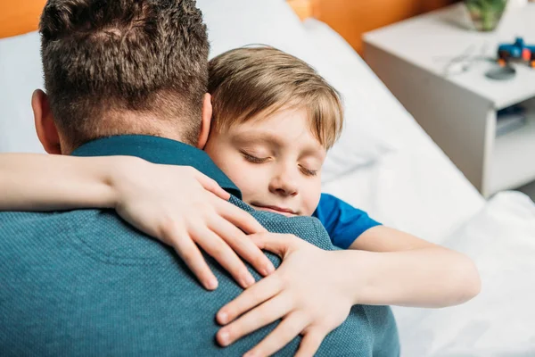 Kleiner Sohn umarmt Vater — Stockfoto