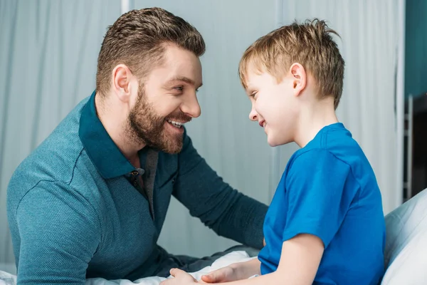 Dad and son in hospital chamber — Stock Photo