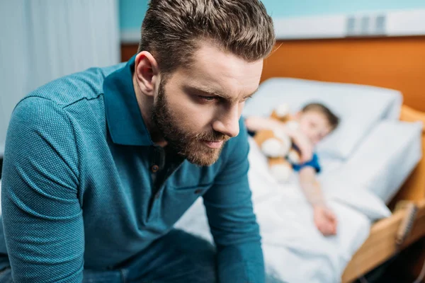 Pai perto filho na cama do hospital — Fotografia de Stock
