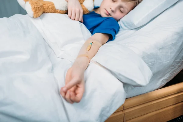 Niño pequeño con mostrador de gota - foto de stock