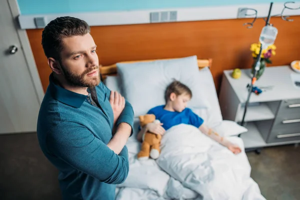 Vater neben Sohn im Krankenhausbett — Stockfoto