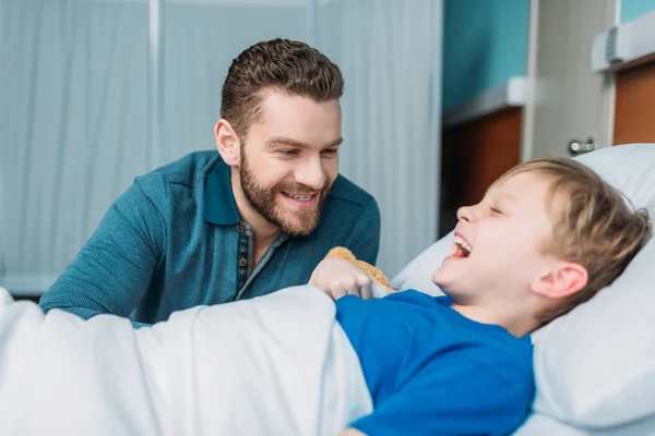 Padre e hijo en la cámara del hospital - foto de stock