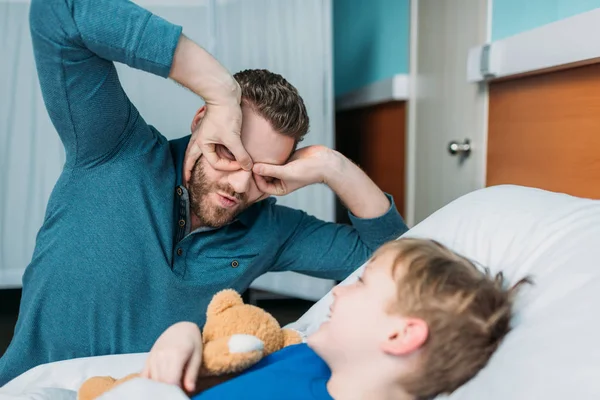 Dad and son in hospital chamber — Stock Photo