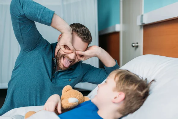Dad and son in hospital chamber — Stock Photo