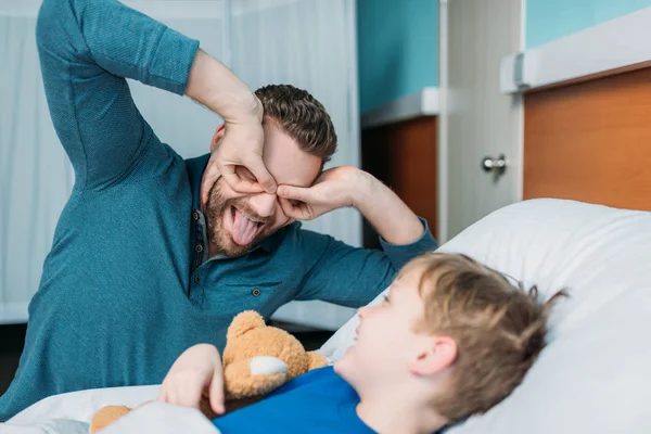 Pai e filho na câmara do hospital — Fotografia de Stock