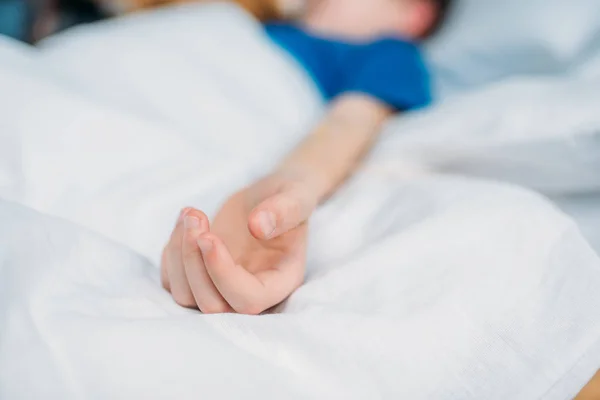 Menino na cama do hospital — Fotografia de Stock