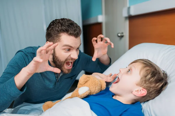 Vater und Sohn in Krankenhauszimmer — Stockfoto