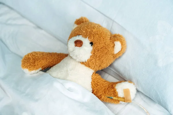 Teddy bear in bed — Stock Photo