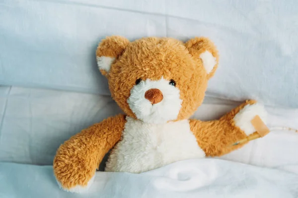 Teddy bear in bed — Stock Photo