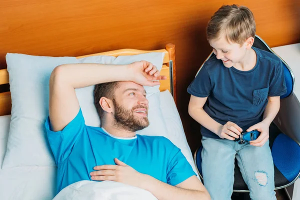 Тато і син у лікарняній палаті — стокове фото