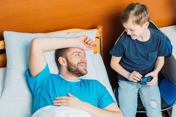 Padre e hijo en la cámara del hospital - foto de stock