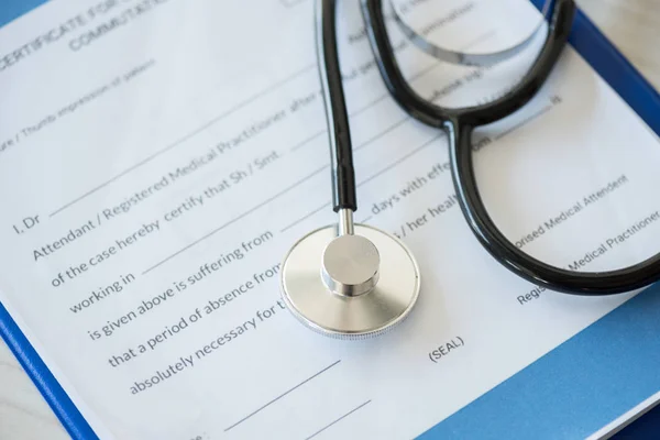 Stéthoscope et presse-papiers avec diagnostic — Photo de stock