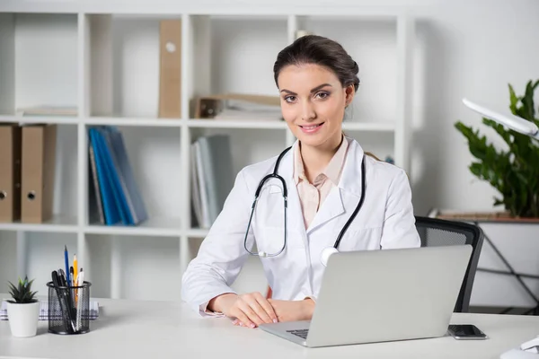 Doctor using laptop — Stock Photo