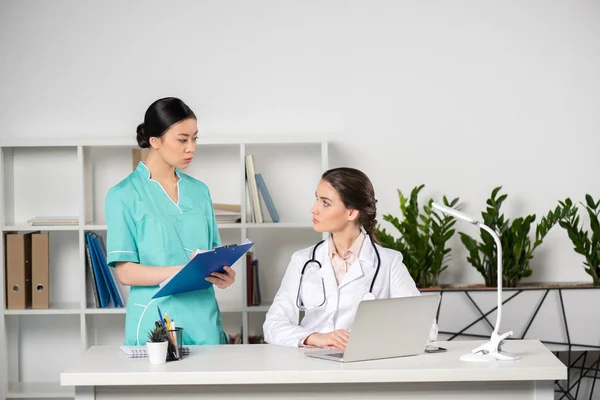 Internist talking with doctor — Stock Photo