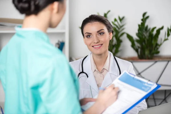 Internista conversando com médico — Fotografia de Stock