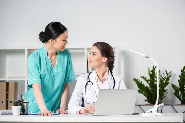 Internista conversando com médico — Fotografia de Stock