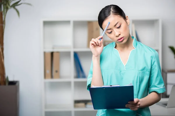 Internista segurando prancheta com diagnóstico — Fotografia de Stock