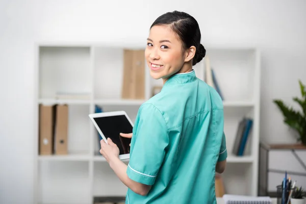 Asiático internista com tablet digital — Fotografia de Stock
