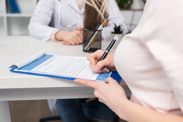 Paziente compilando il modulo medico — Foto stock