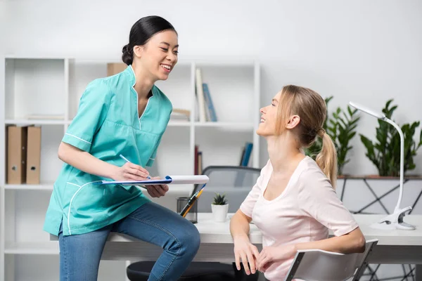 Paciente y enfermera en el hospital - foto de stock