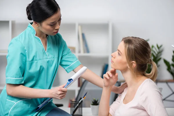 Patient and nurse in hospital — Stock Photo