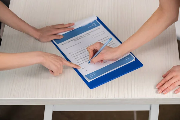 Person signing contract — Stock Photo