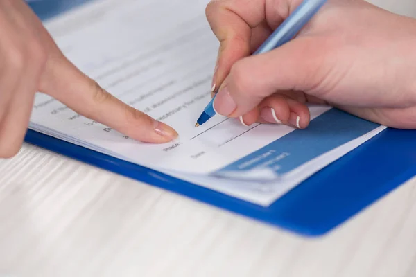 Person signing contract — Stock Photo