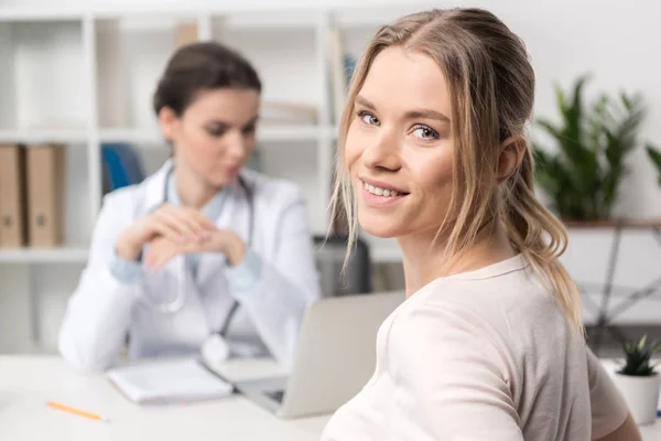 Paciente y médico en el hospital - foto de stock