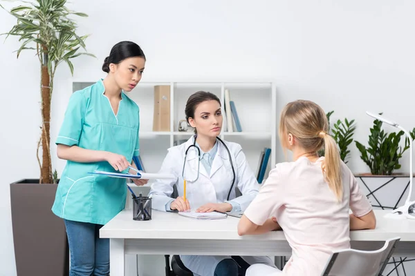 Paciente jovem e equipe médica — Fotografia de Stock