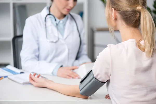 Doctor measuring blood pressure to patient — Stock Photo