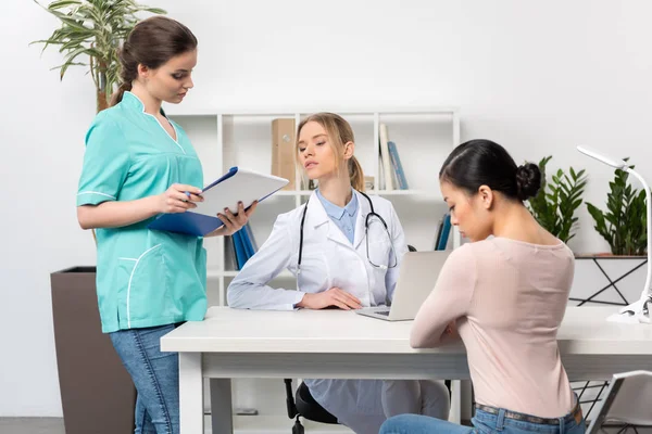 Jeune patient et personnel médical — Photo de stock