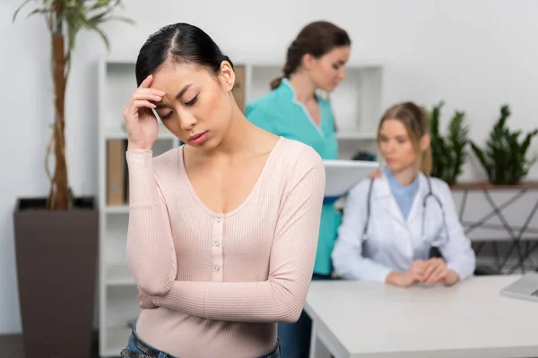 Personal médico y paciente joven - foto de stock