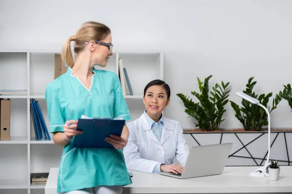 Jovem médico com área de transferência — Fotografia de Stock